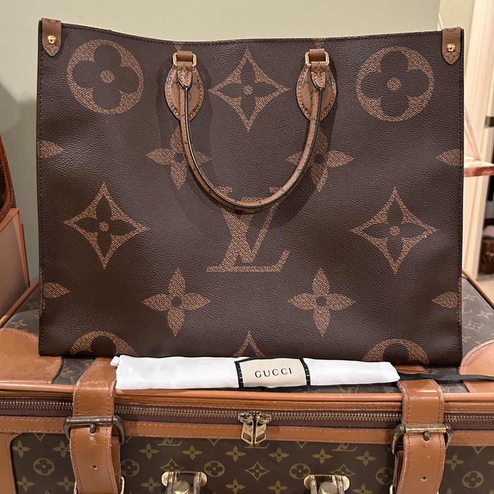 SOLD ❤️LV GM On the Go reverse monogram